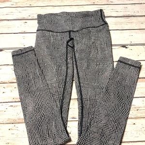 Black and white lululemon leggings